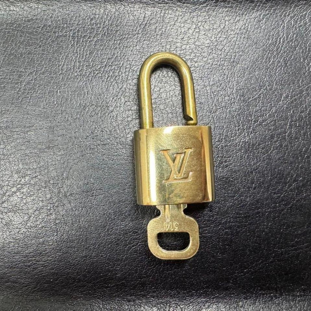 #314 Louis Vuitton Lock and Key‎ with Chain Necklace - Picture 7 of 10